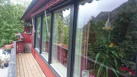 Nye vindu på rødt hus