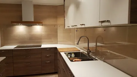 Glassplater på kjøkken